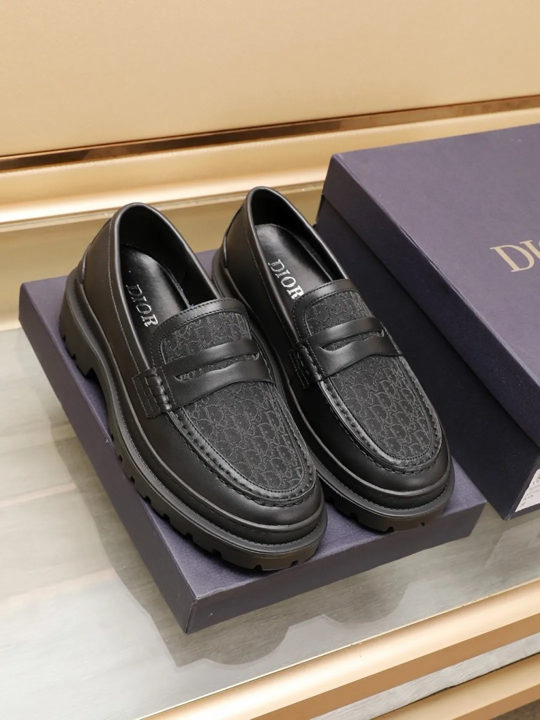 Factory P460💰[Dior] men's classic Loaf leather shoes🇺🇸 are on sale at the same time, original Italian brand · brand totem cloth sewn with brand cloth label · paired with calfskin · (high-end, extravagant and classy) exquisite workmanship (original lining) sole: original factory special rubber concave and convex outsole ⚠️ outsole. Comfortable, wear-resistant, non-slip, real shot 🎬 Can be worn with casual clothes or suits. Size: 38-44 (46.46 customized)